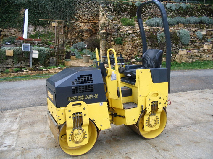 Compacteur > Compacteur vibrant &agrave; conducteur port&eacute; tandem automoteur > Bomag > BW80 AD 2