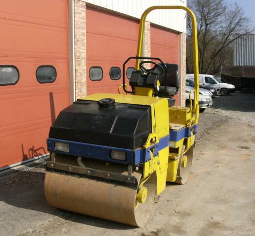 Compacteur > Compacteur vibrant &agrave; conducteur port&eacute; tandem automoteur > Dynapac > 380