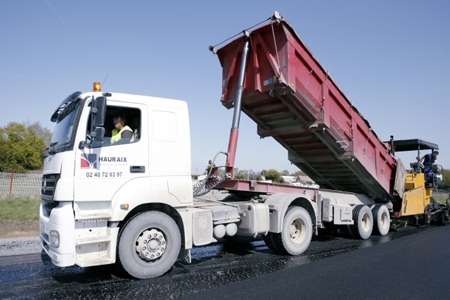 Tracteur routier > Semi-benne enrob&eacute;s > Mercedes > AXOR