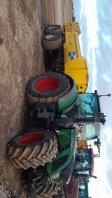 Tracteur avec benne Fendt 724 vario